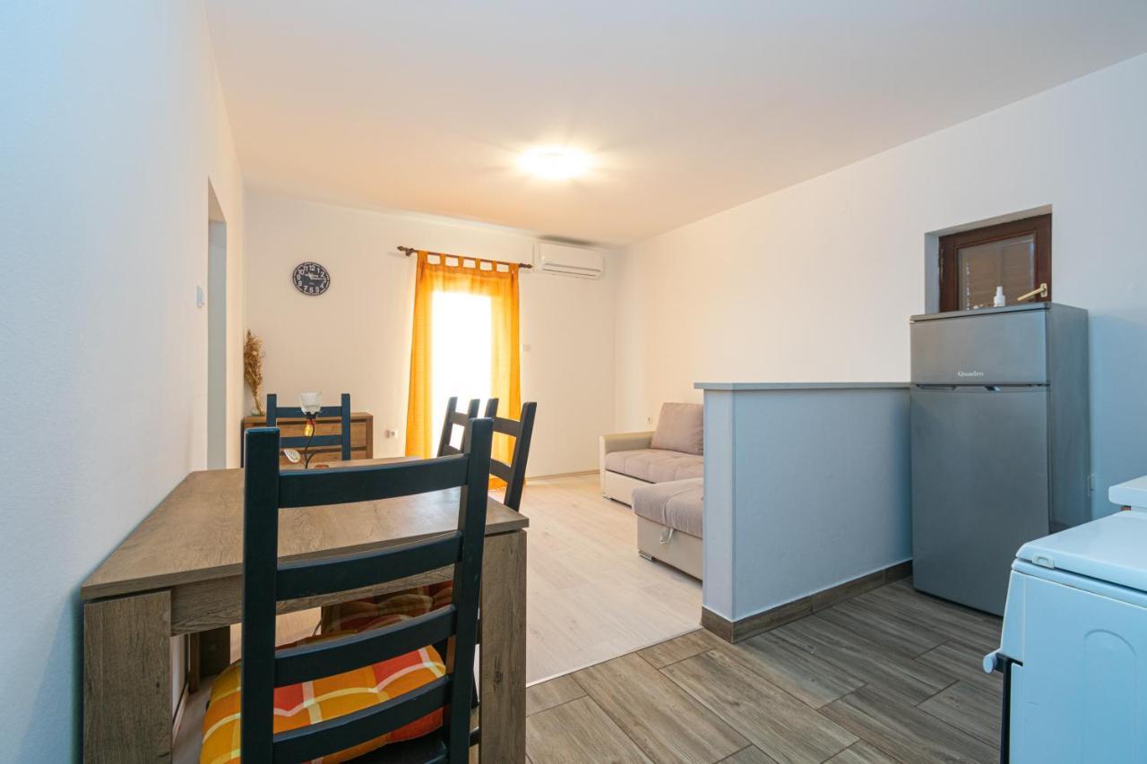 Apartment By The Sea Mandre, Pag - 3084 Kolan